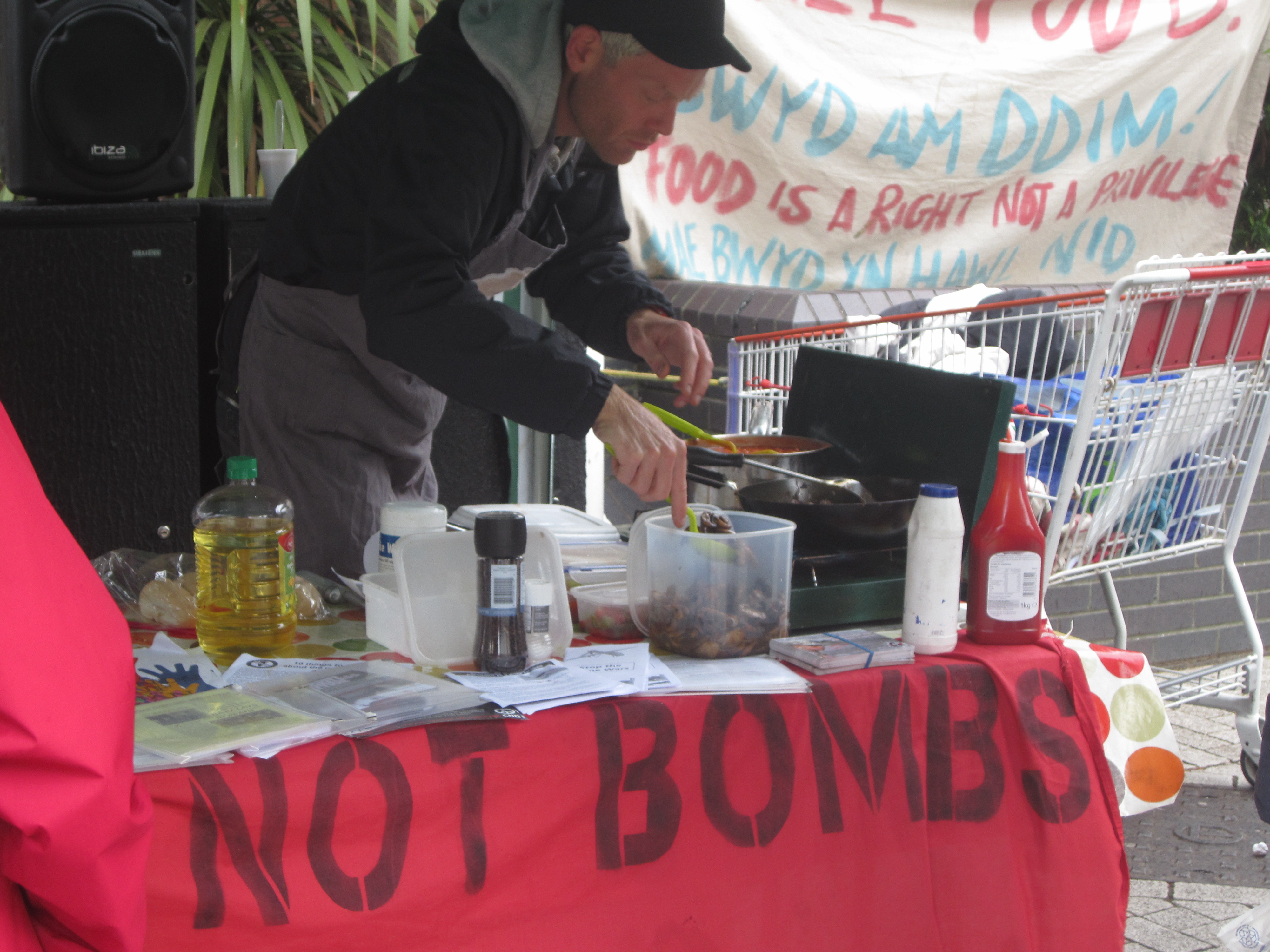 Food Not Bombs activists give out free breakfasts to passers by at the protest