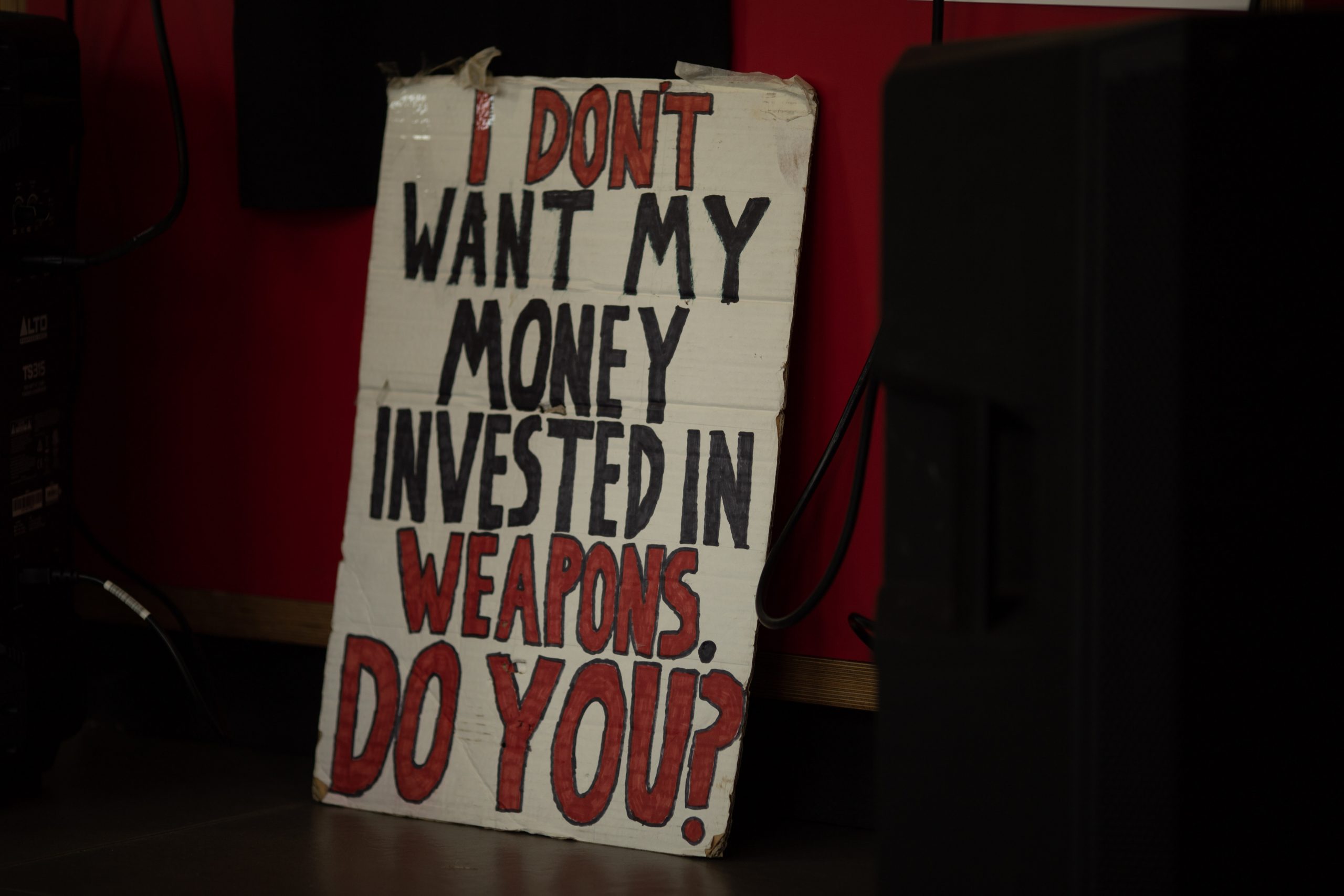 Banner that reads 'I don't want my money invested in weapons. Do you?'